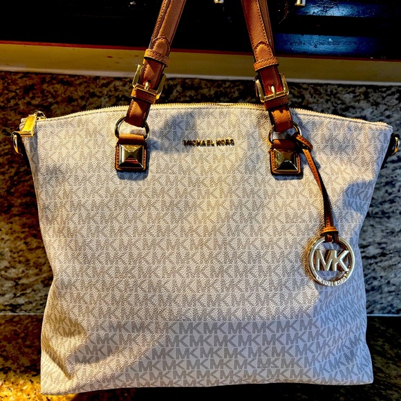 Michael Kors - Picture 1 of 7